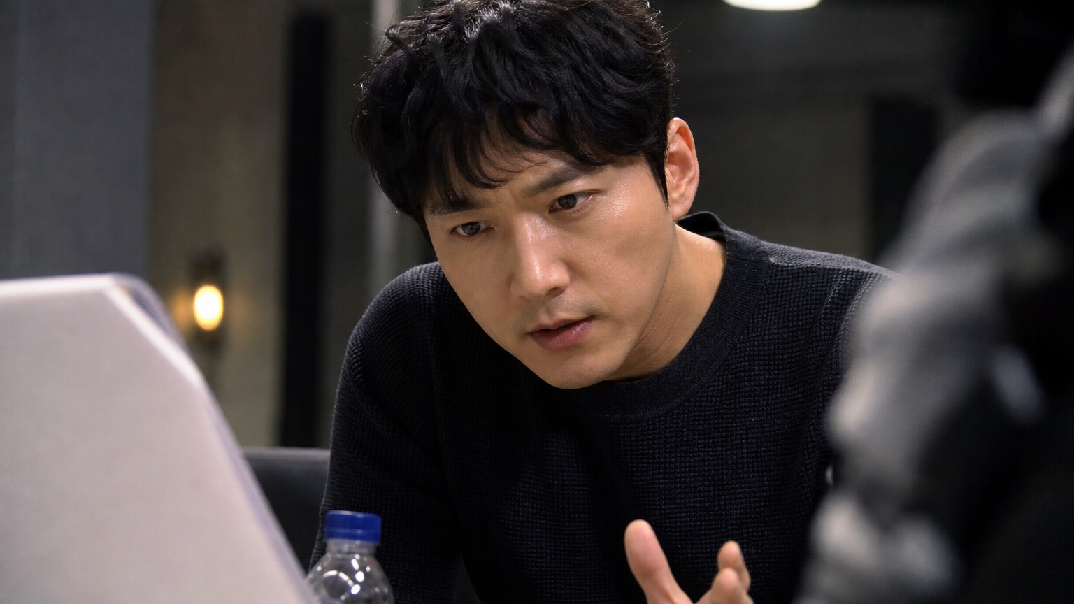 촬영장에서 집중하여 리허설에 임하는 헌신적인 배우 모습