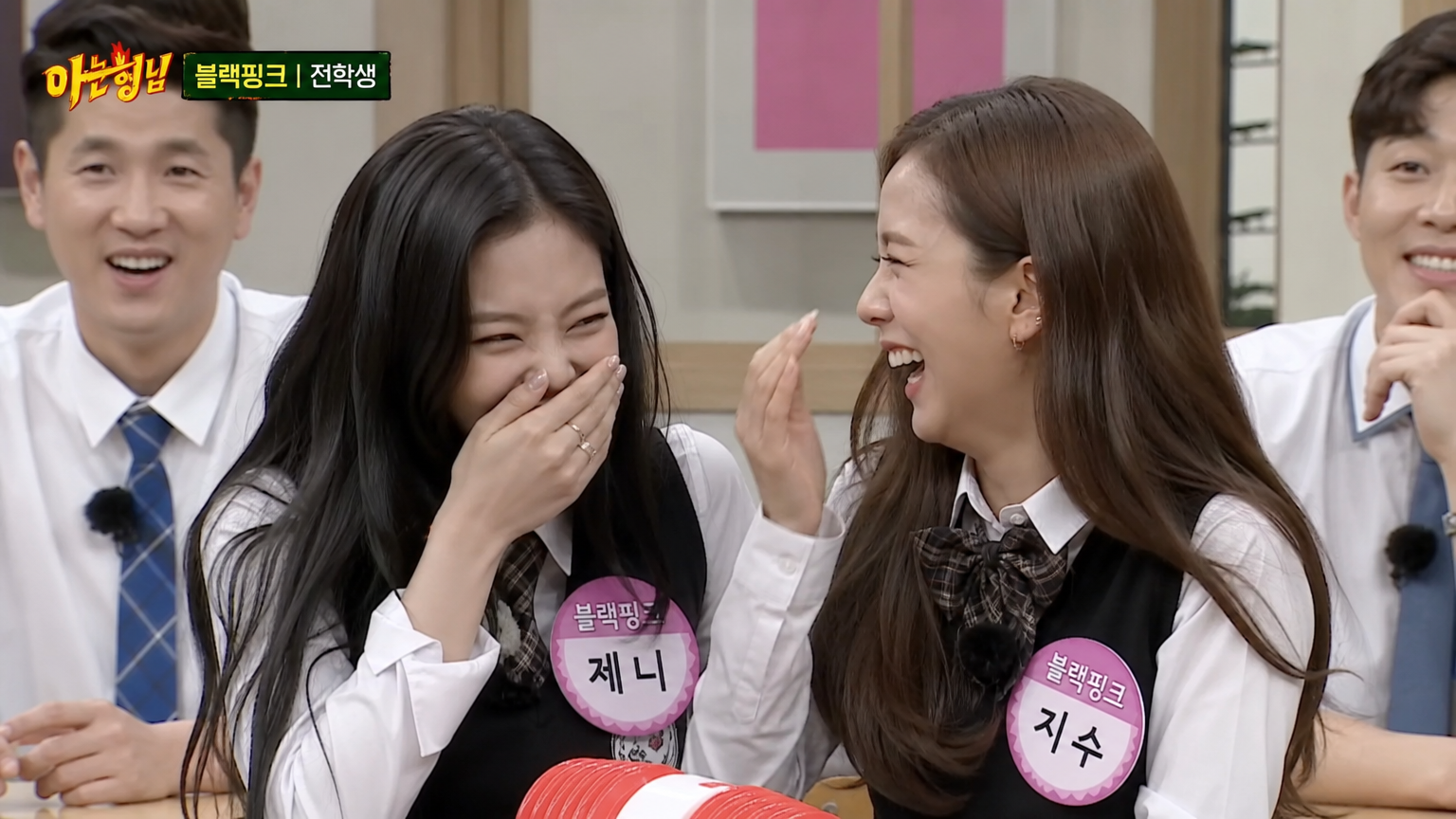 친근한 분위기 속에서 유쾌하게 대화하는 두 명의 한국 여성 아이돌들