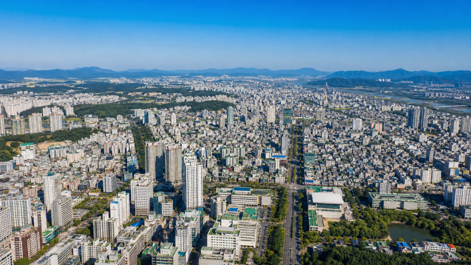 강한 햇빛 아래 도시 열섬 현상이 두드러진 광주의 항공뷰
