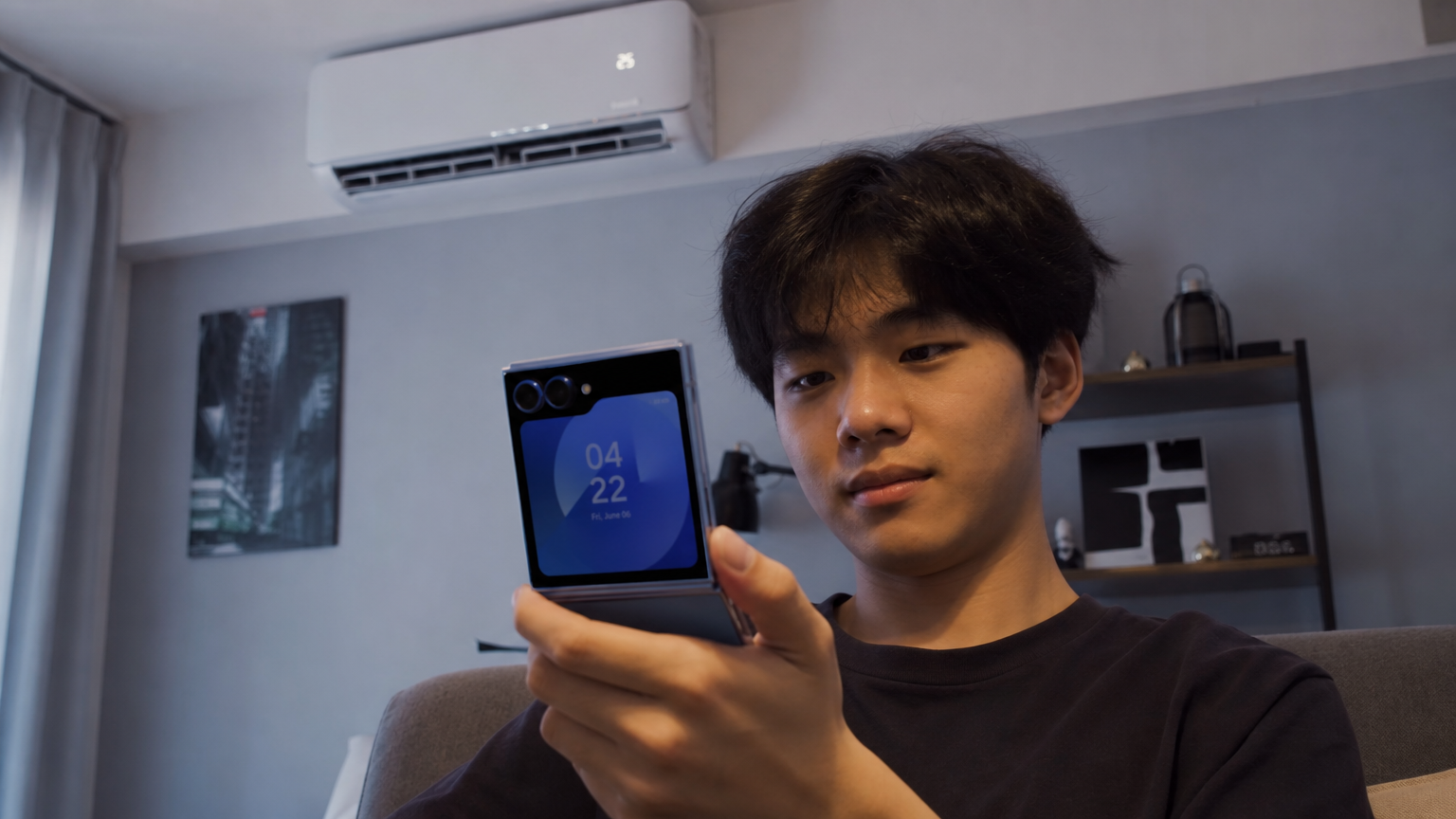 시원한 환경에서 플립8 스마트폰을 사용하는 청소년의 모습