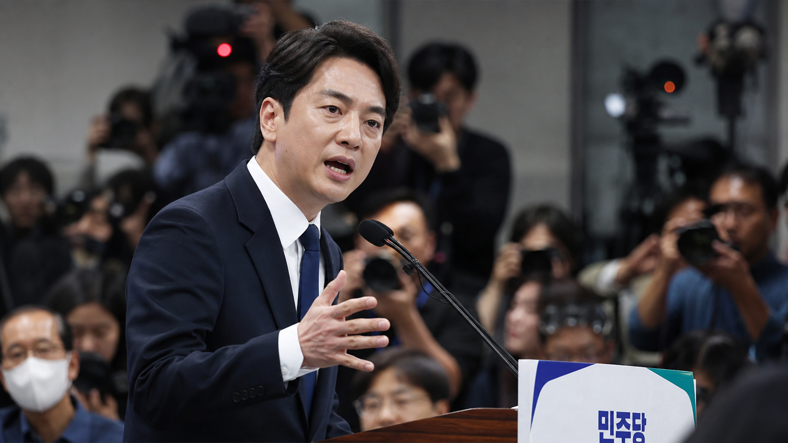 기자들 앞에서 연설하는 한국 정치인의 모습