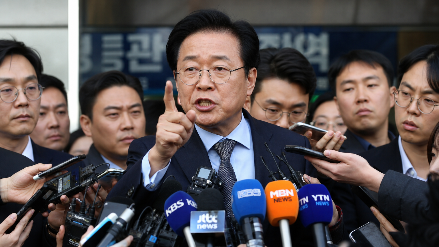 기자회견에서 자신감 있게 발언하는 정치인의 장면