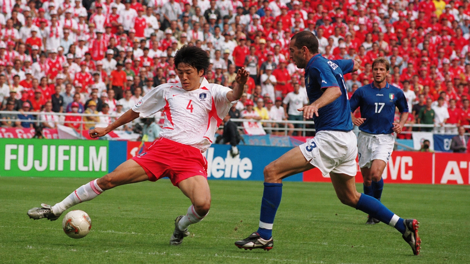 2002 월드컵에서 활약하는 한국 축구 선수가 상대팀을 방어하는 모습