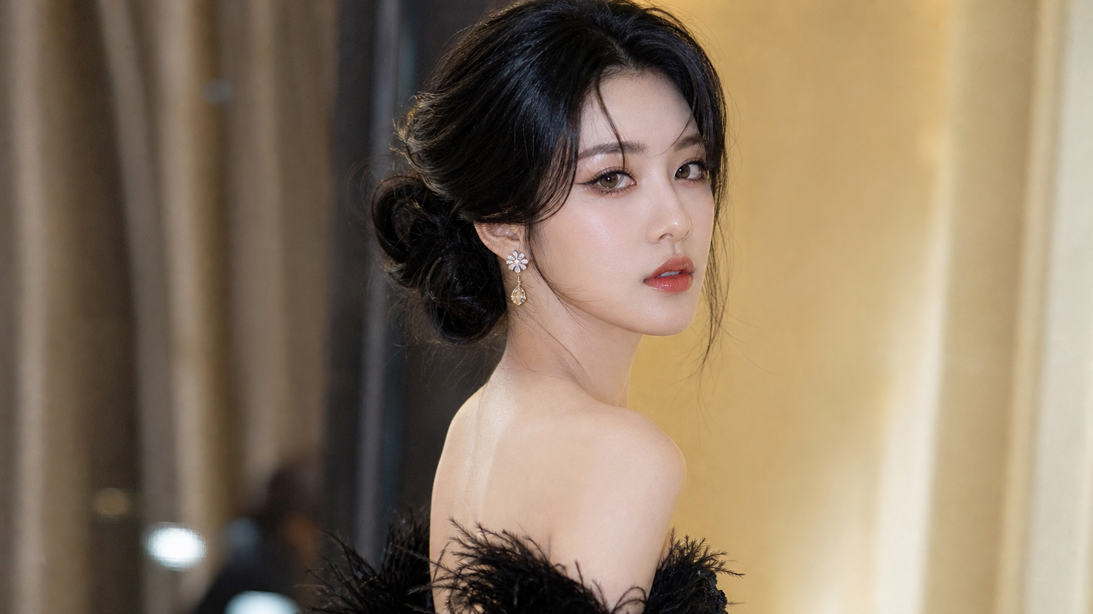 우아한 흑발 업스타일과 눈매 강조 메이크업을 한 여성