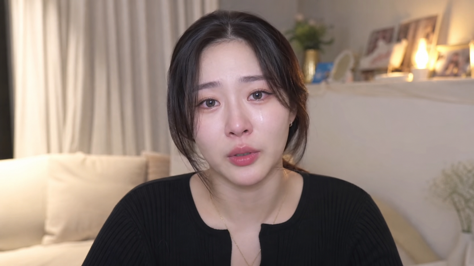 카메라 앞에서 감정적으로 고백하는 여성 콘텐츠 창작자
