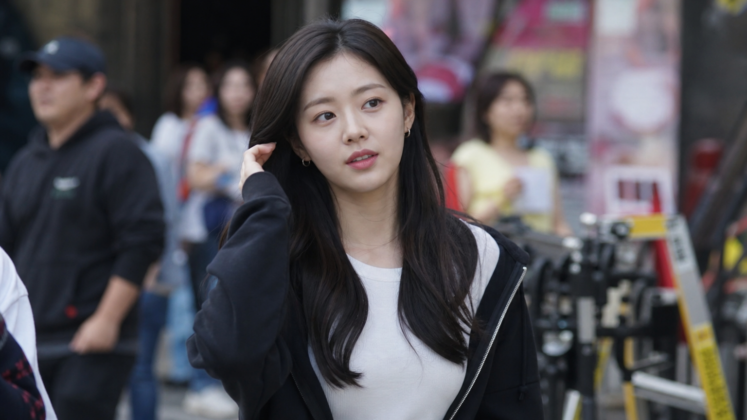 드라마 촬영장에서 캐주얼 패션을 입고 있는 젊은 여배우