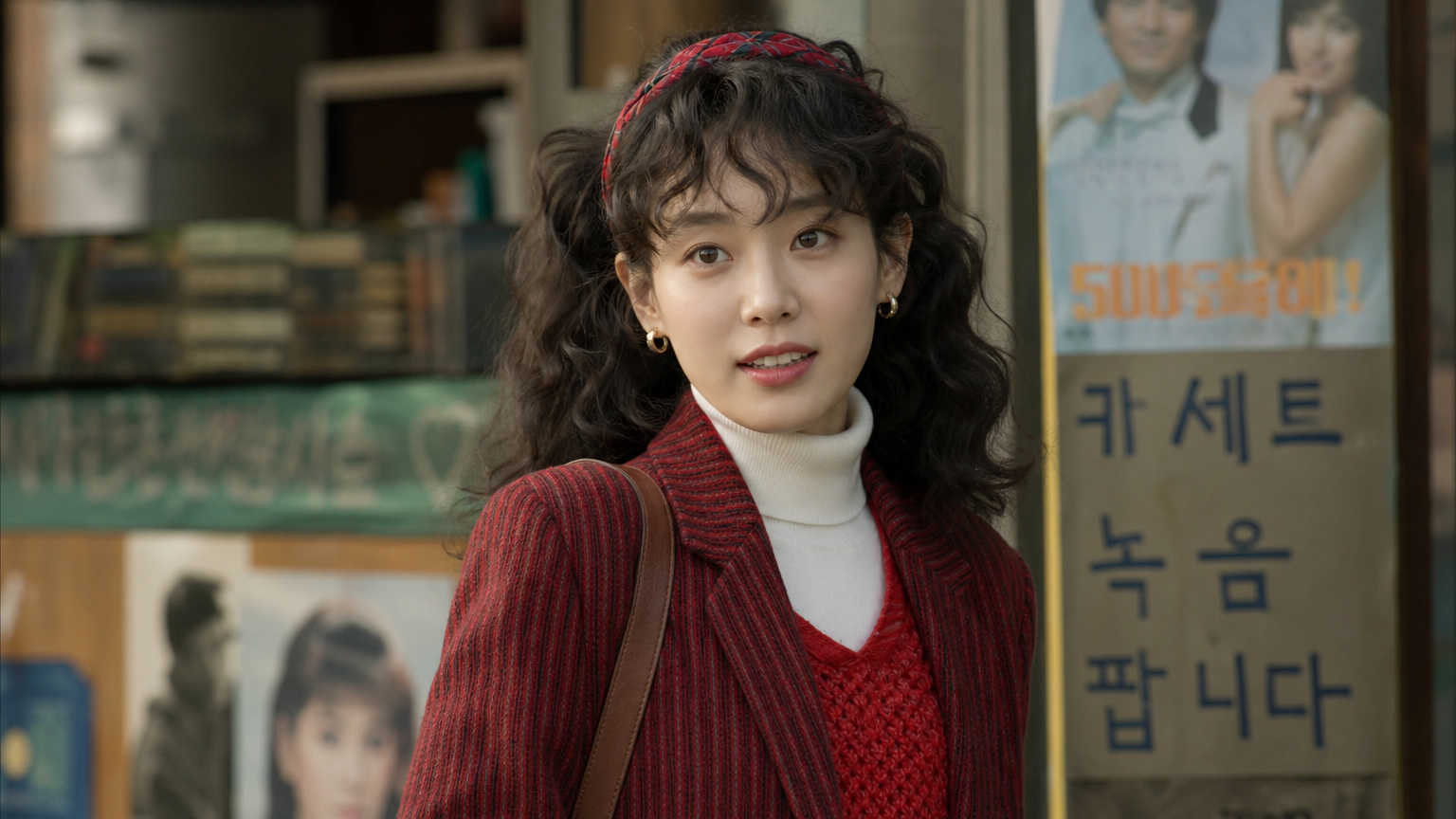 드라마 세트장에서 복고풍 의상을 입고 있는 한국 여배우