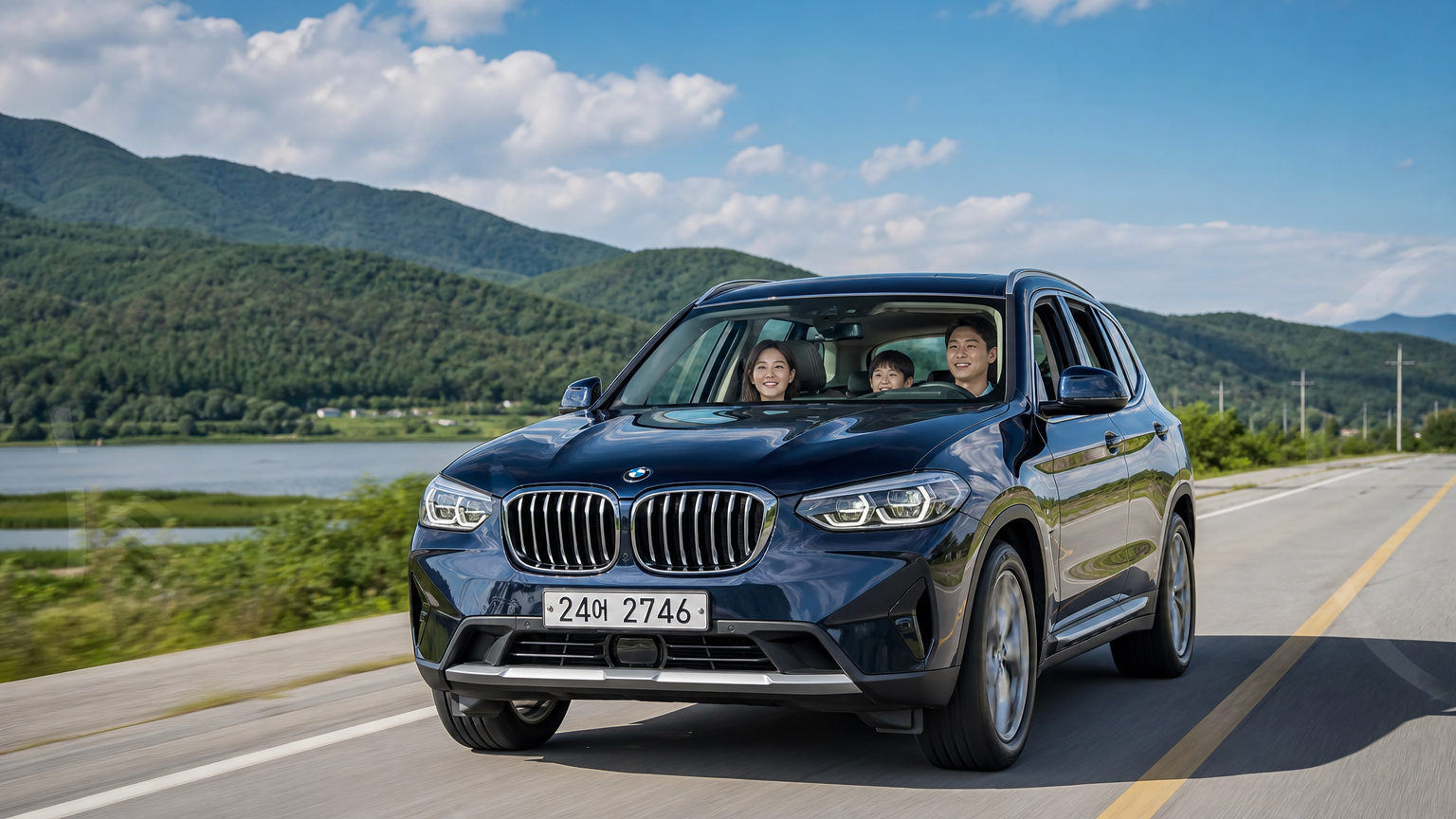 햇살이 비치는 시골 도로를 따라 BMW X3를 운전하는 행복한 한국 가족