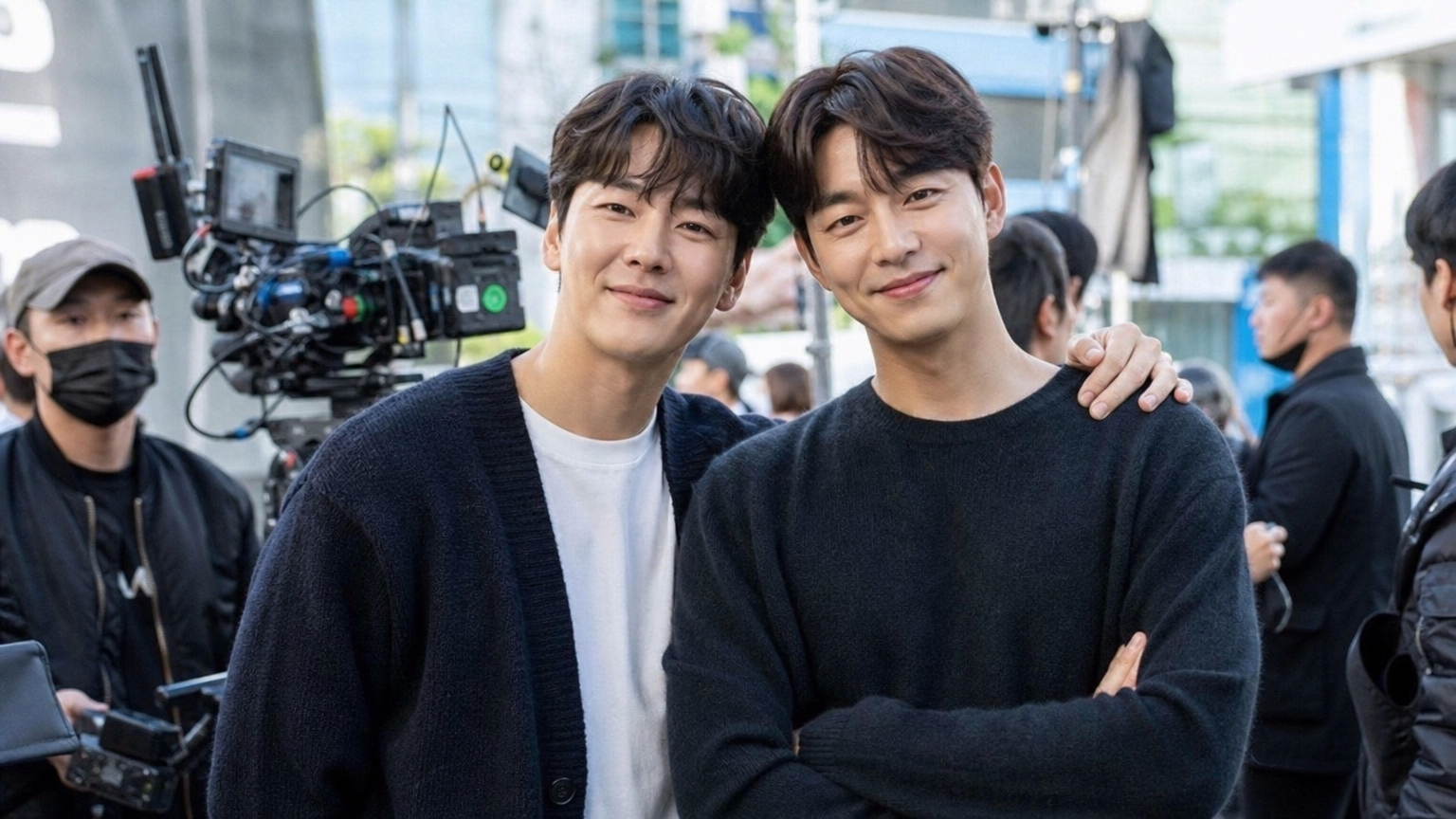두 명의 카리스마 넘치는 배우와 촬영 팀이 함께하는 활기찬 현장