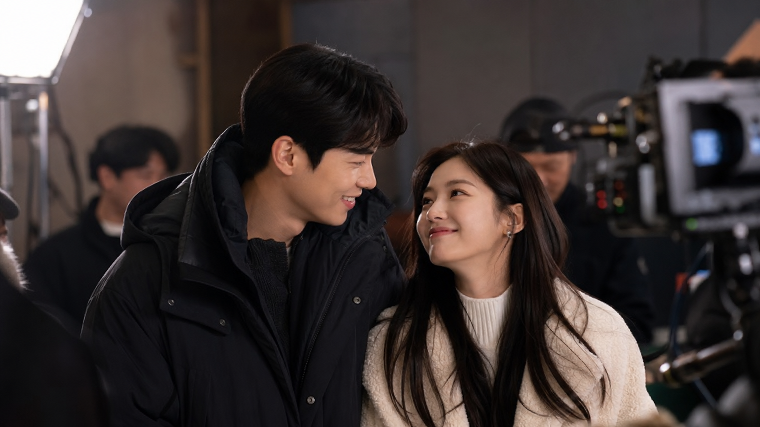 드라마 세트장에서 진정한 교감을 나누는 한국 배우들