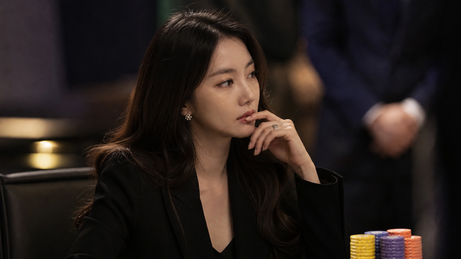 세련된 의상을 입고 복잡한 배역을 고민하는 여배우