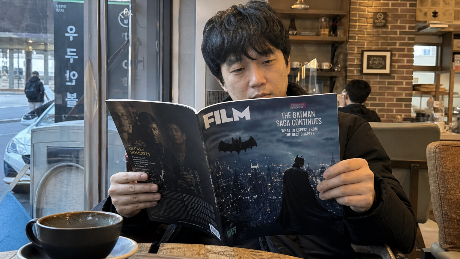 영화 잡지를 읽고 있는 한국인 영화 애호가의 모습