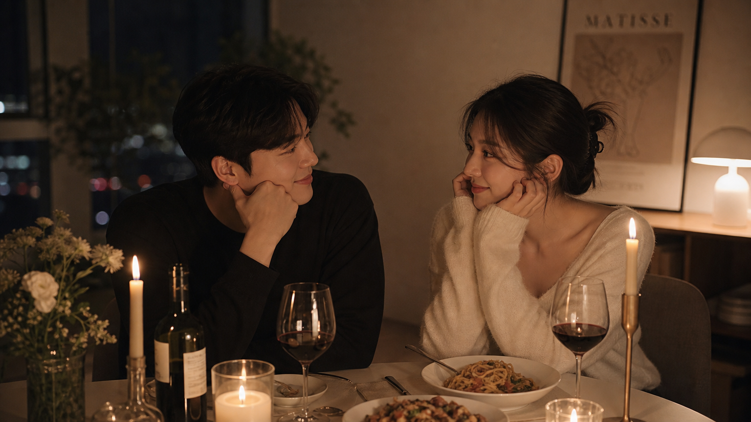 촛불 아래 깊은 대화를 나누며 저녁 식사를 즐기는 커플