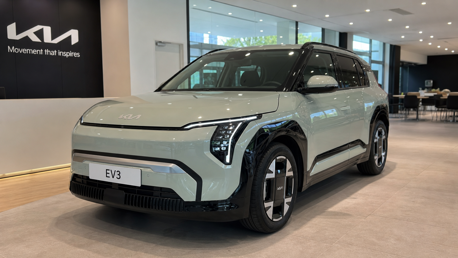 세련된 디자인의 기아 EV3가 밝은 조명 아래 전시된 모습
