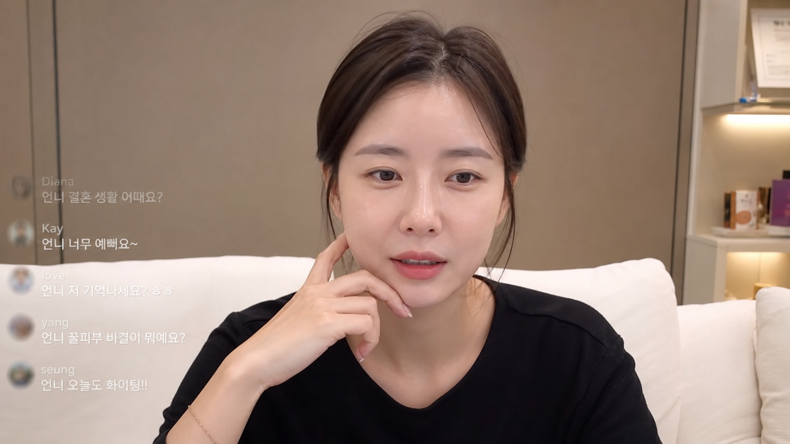 결혼 생활에 대해 개인적 생각을 SNS에 공유하며 편안하게 미소 짓고 있는 한국 여배우