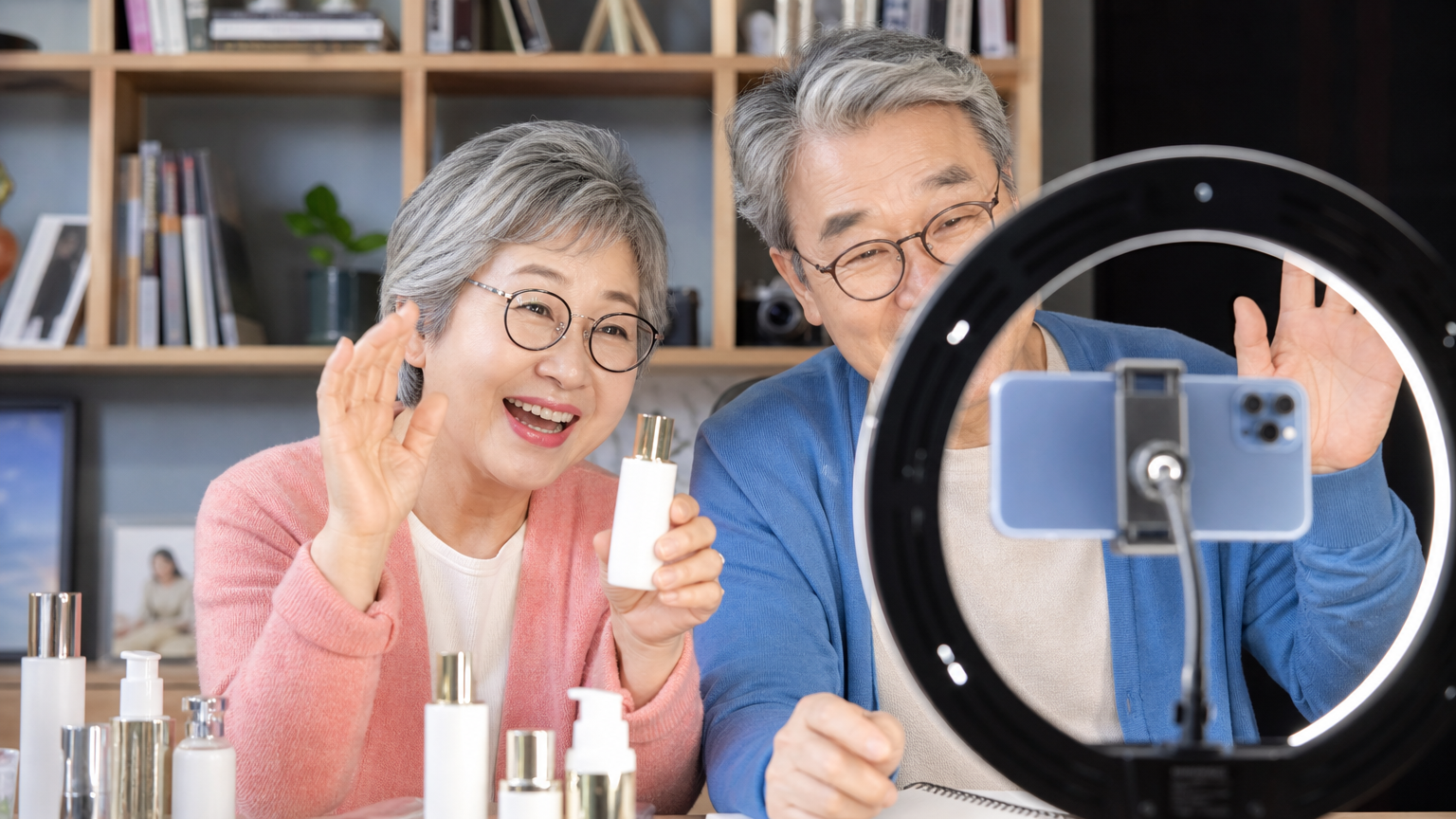 시니어 크리에이터들이 홈 스튜디오에서 콘텐츠를 촬영하는 장면