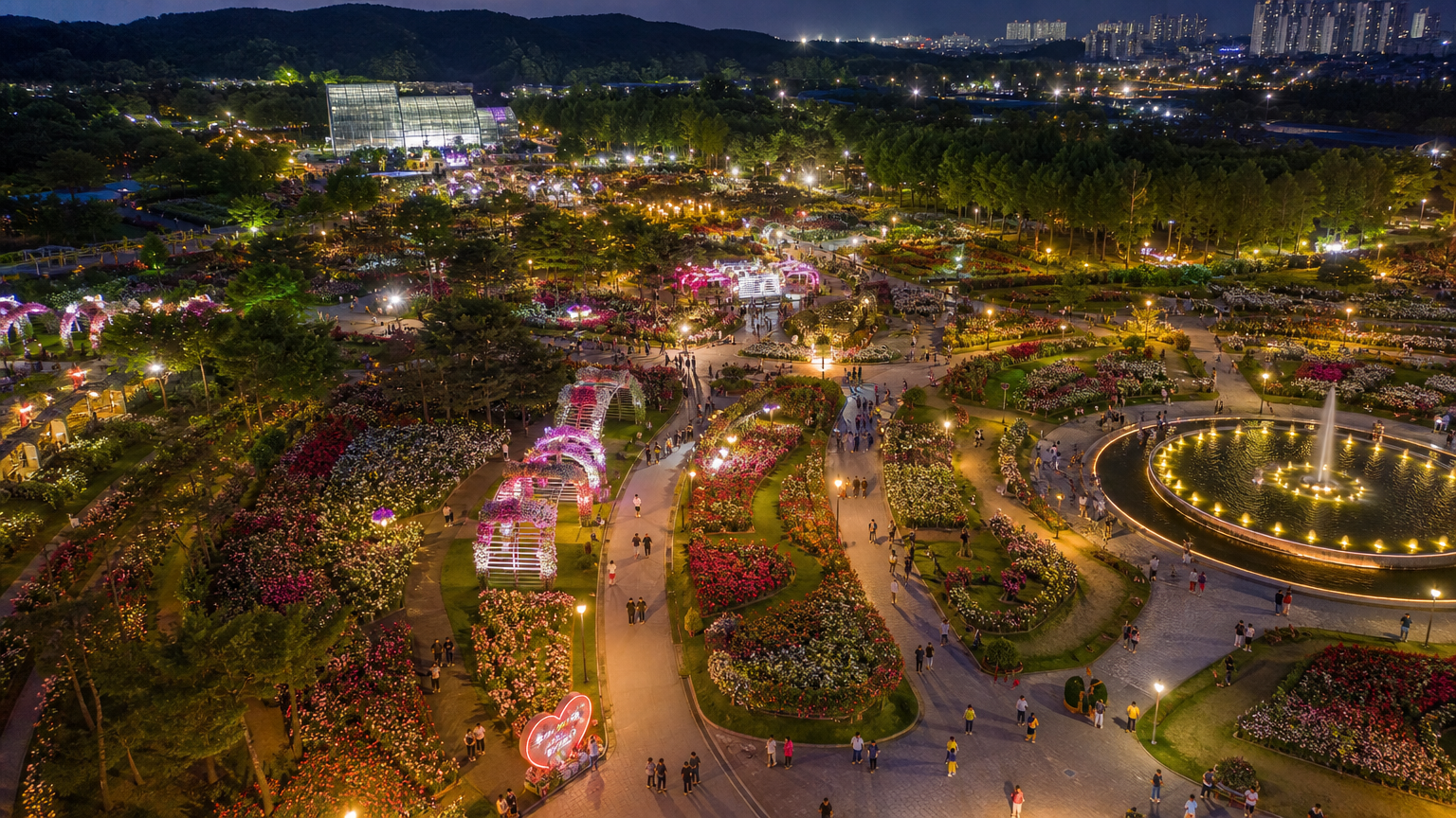 울산대공원의 풍경과 만개한 장미꽃 사이를 걷는 방문객들