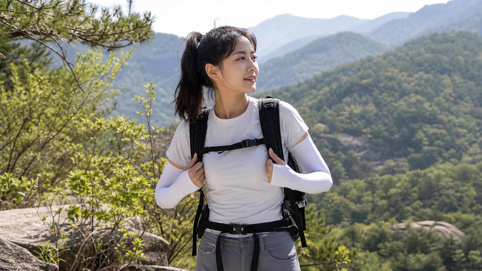 여름 햇볕 아래서 가벼운 쿨링 팔토시를 착용한 여성