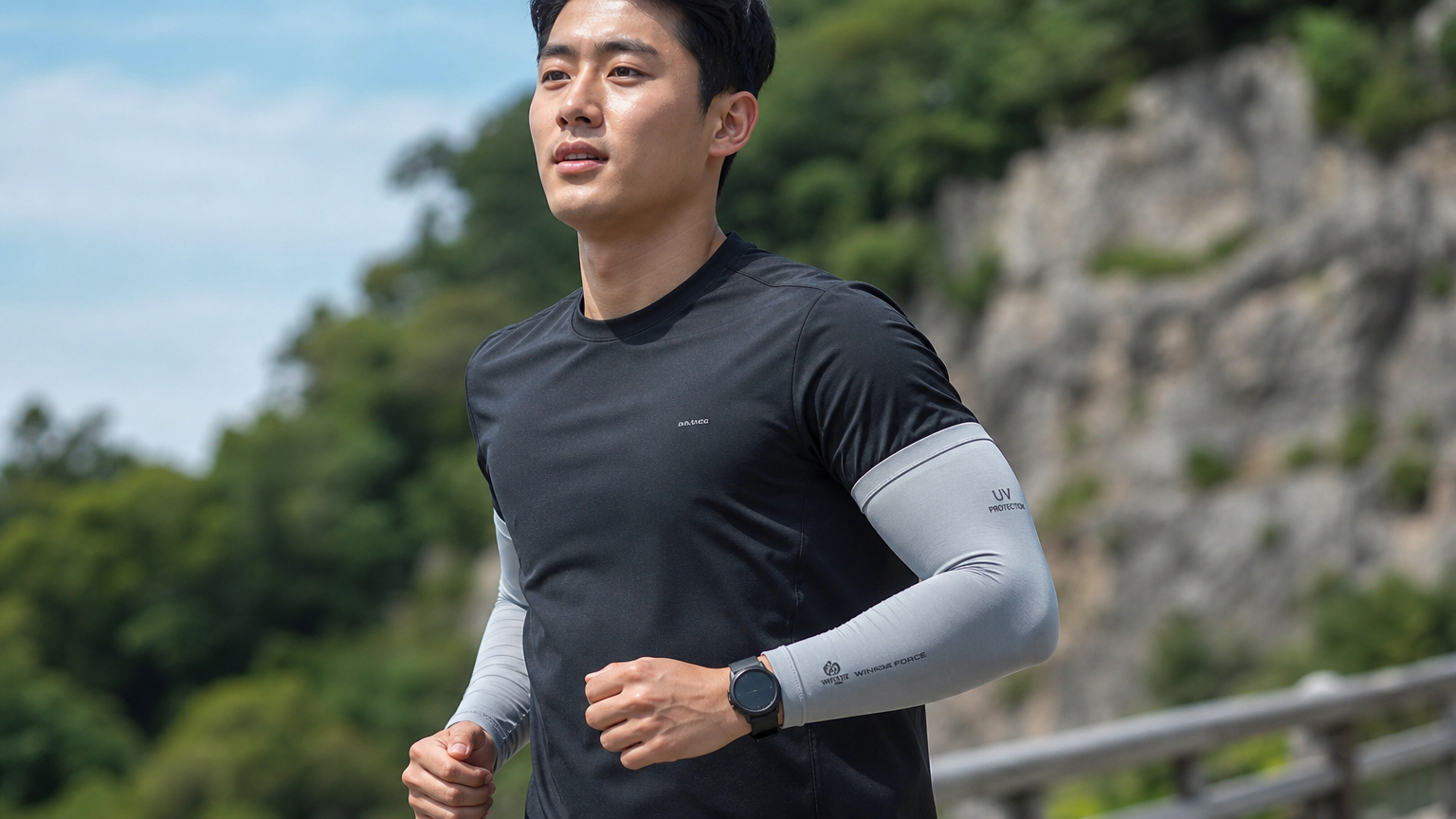 압박과 자외선 차단 기능이 있는 고성능 스포츠 팔토시를 착용한 남성