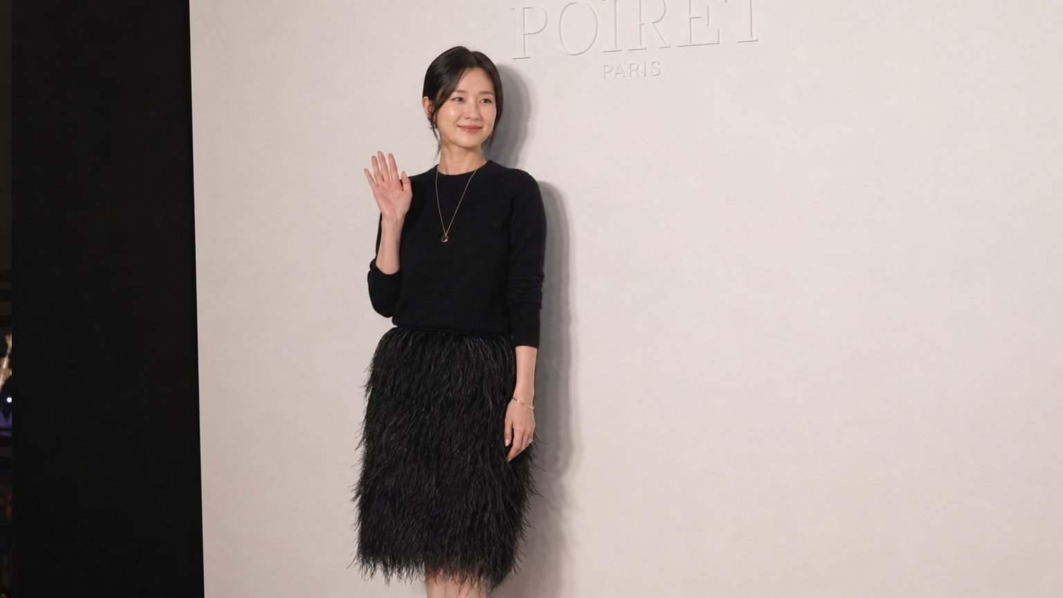 서울 샤넬 행사에서 깃털 미디 스커트를 착용한 한국 여배우의 우아한 모습