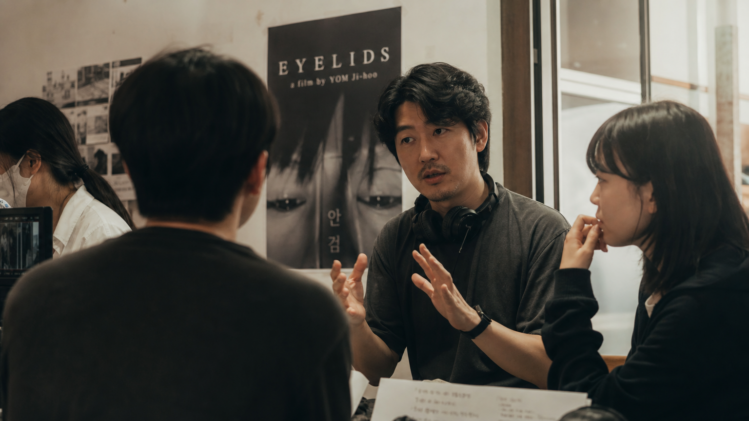 염지호 감독이 촬영장에서 창작 선택에 대해 이야기하는 장면