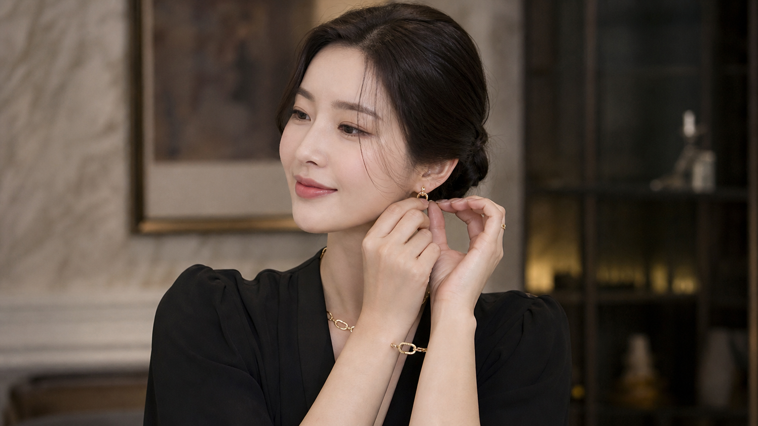 금색 액세서리로 옷차림을 돋보이게 하는 우아한 여성