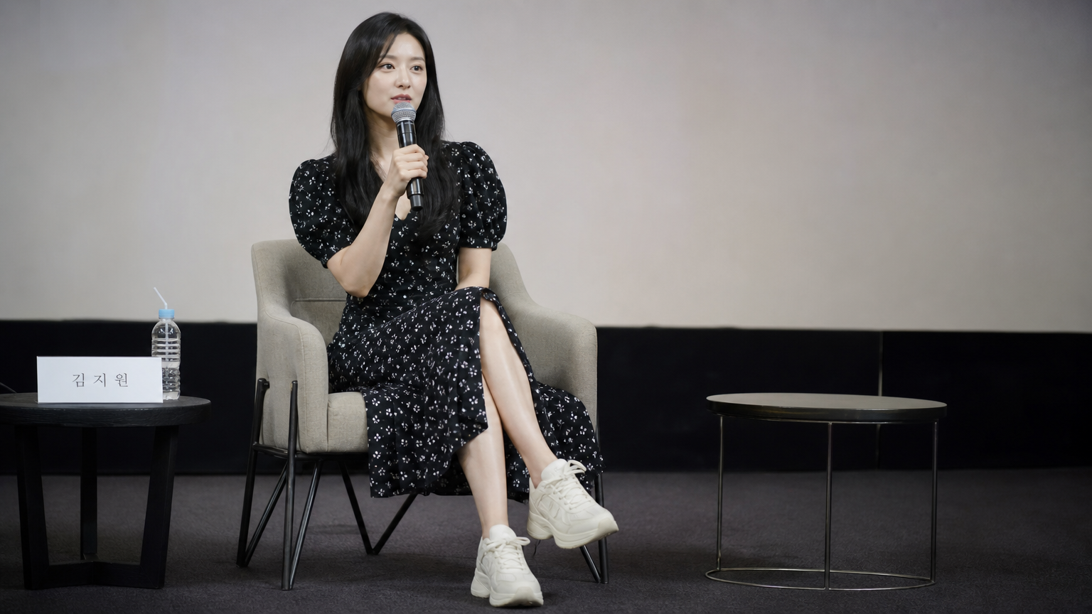 건강상의 이유로 스타일리시한 드레스와 운동화를 신은 한국 여배우