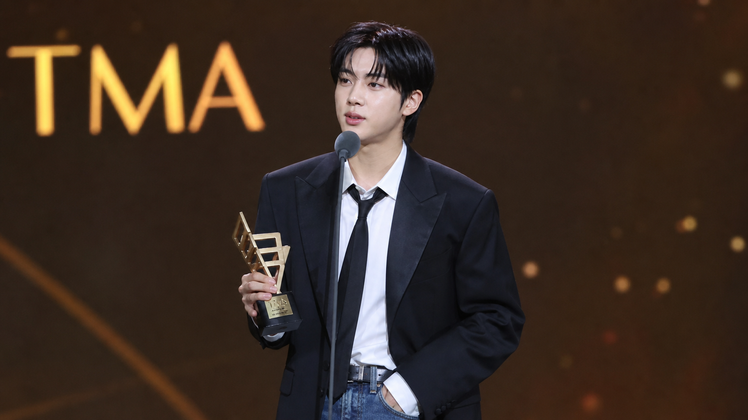 공식 행사에서 정장과 캐주얼 요소를 혼합하여 젊은 세대에게 영감을 주는 한국 패션 선도자