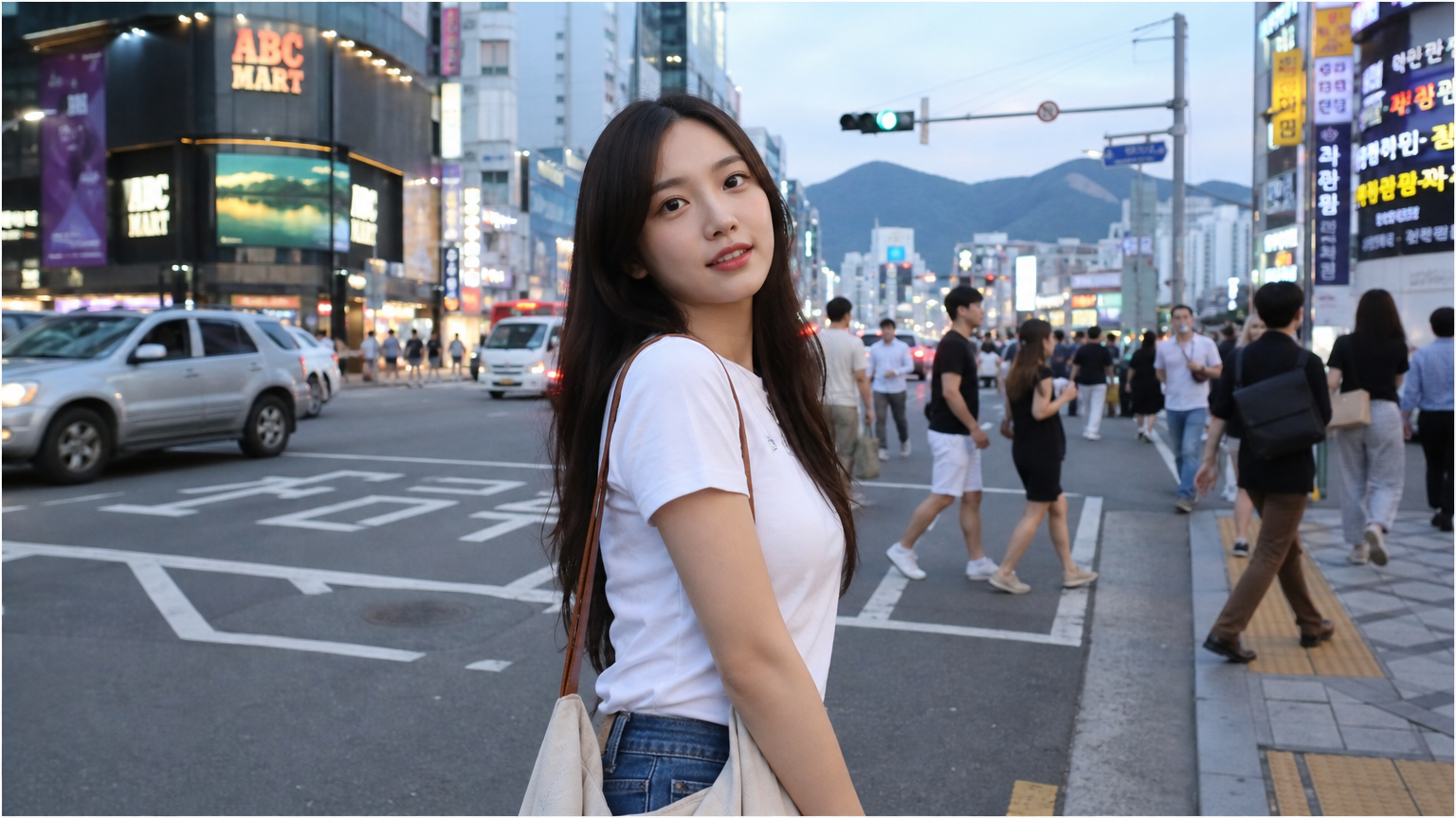 부산 거리에서 캐주얼 복장을 입고 서 있는 젊은 여성의 모습