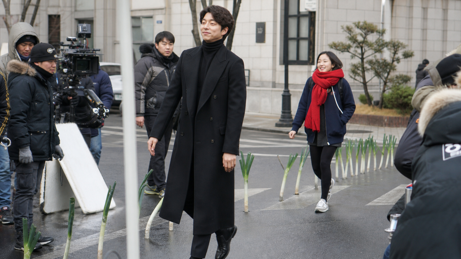 도깨비 출연진이 상징적인 장면인 '대파 런웨이'를 촬영장에서 재현하며 즐거워하는 순간