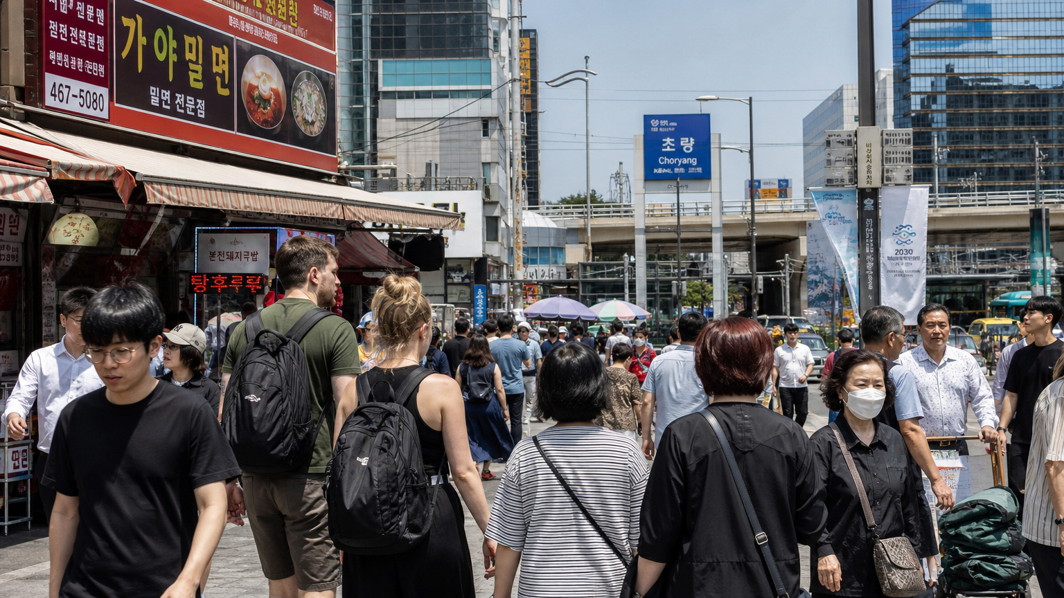 부산 초량동 기차역 근처의 활기찬 거리와 다양한 사람들로 북적이는 장면