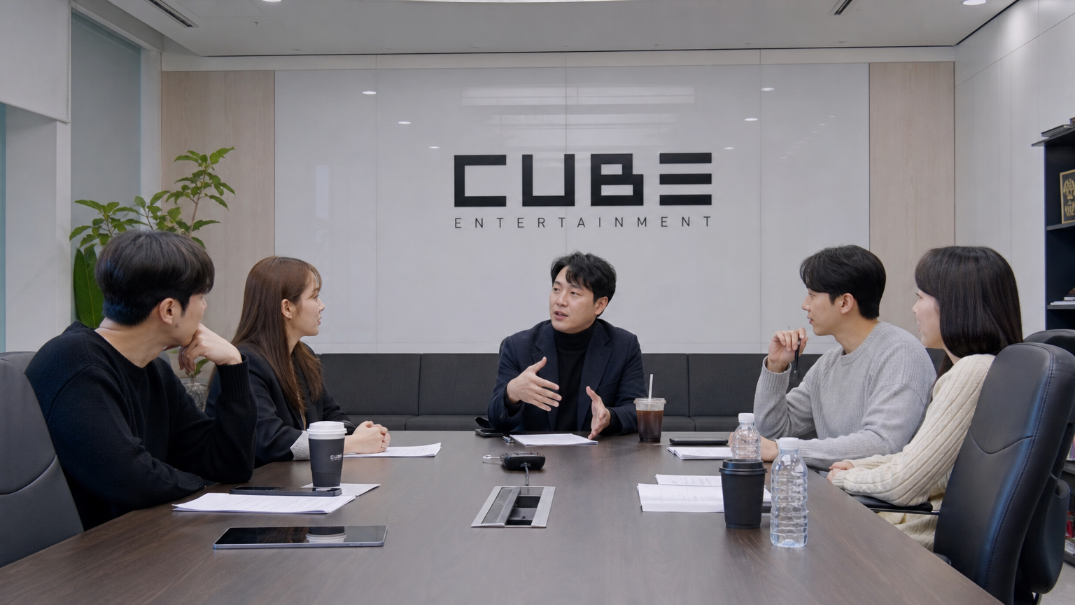 현대적 사무실에서 프로젝트 회의를 하는 모습
