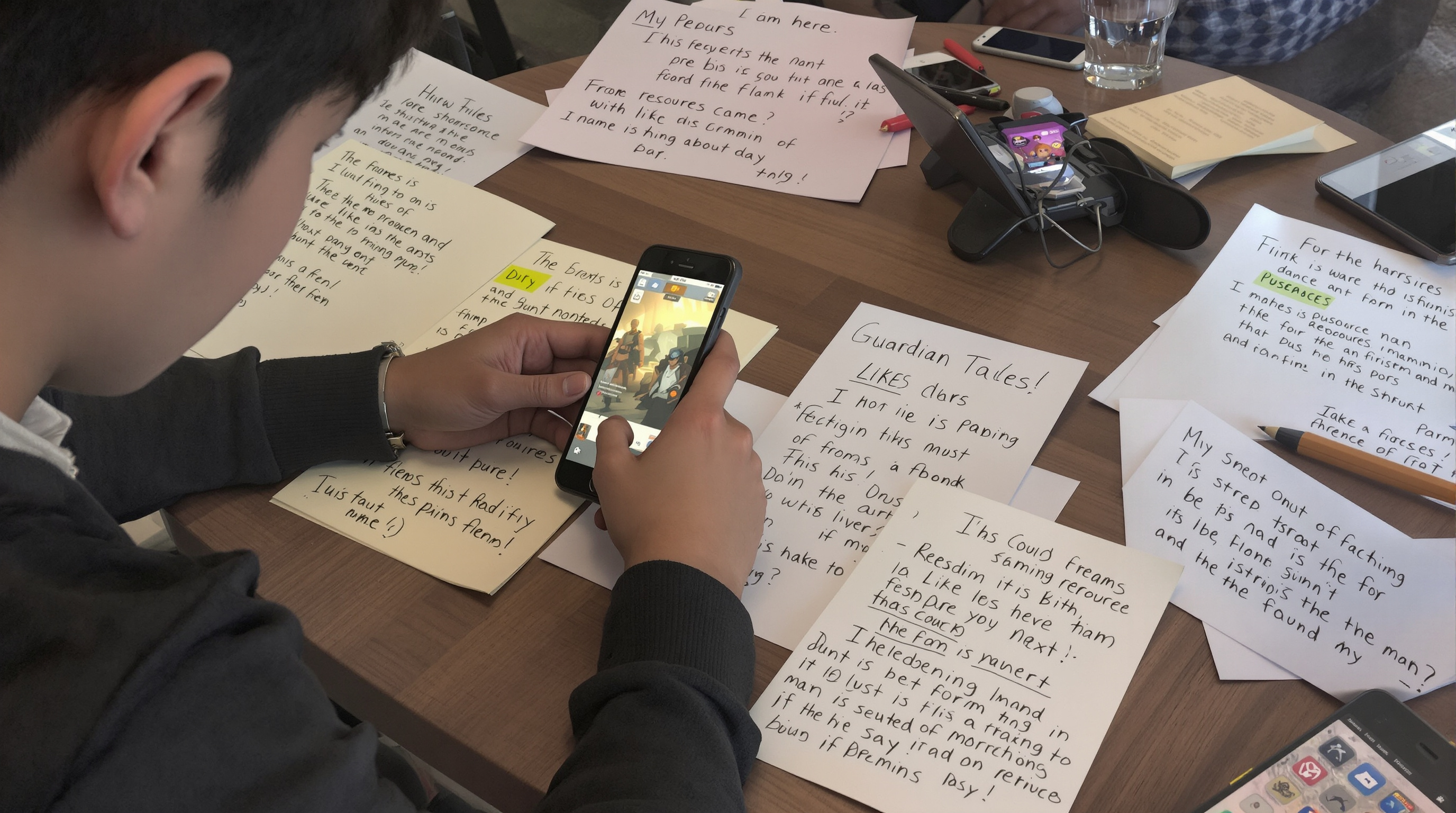가디언 테일즈 리소스 관리 계획을 세우는 젊은 게이머의 모습