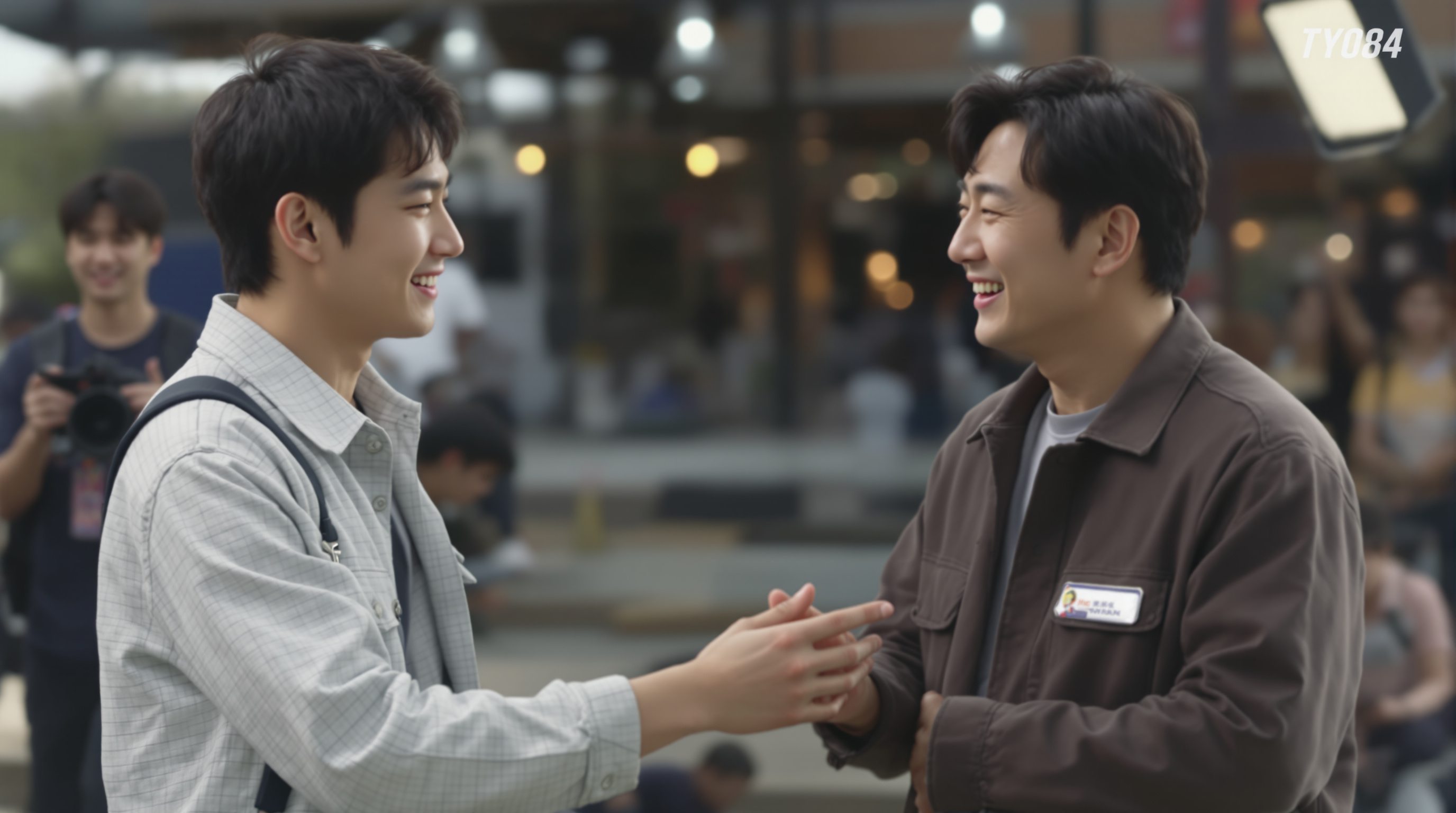 촬영장에서 친근하게 대화하는 지창욱과 이광수