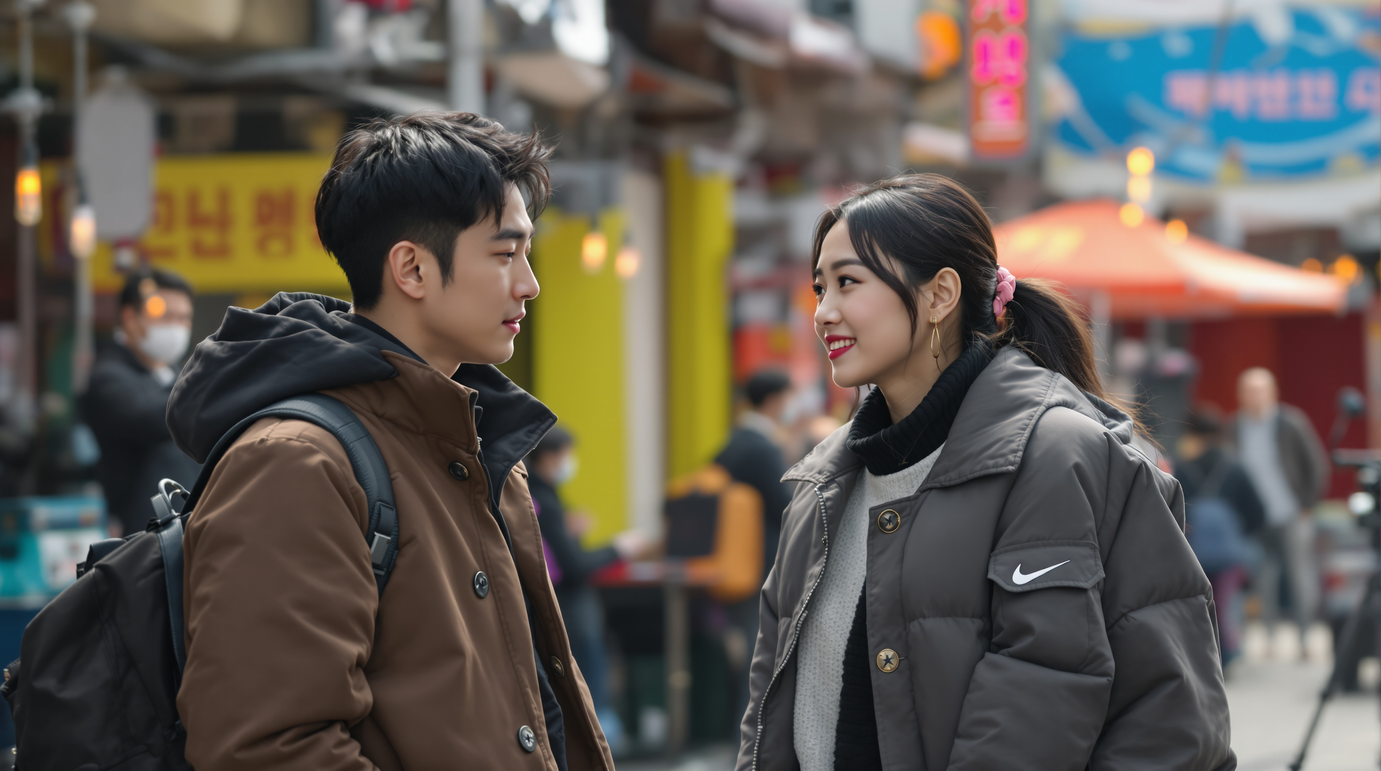 박서준과 원지안이 현대적인 의상을 입고 드라마 촬영장에서 장면을 논의하는 모습